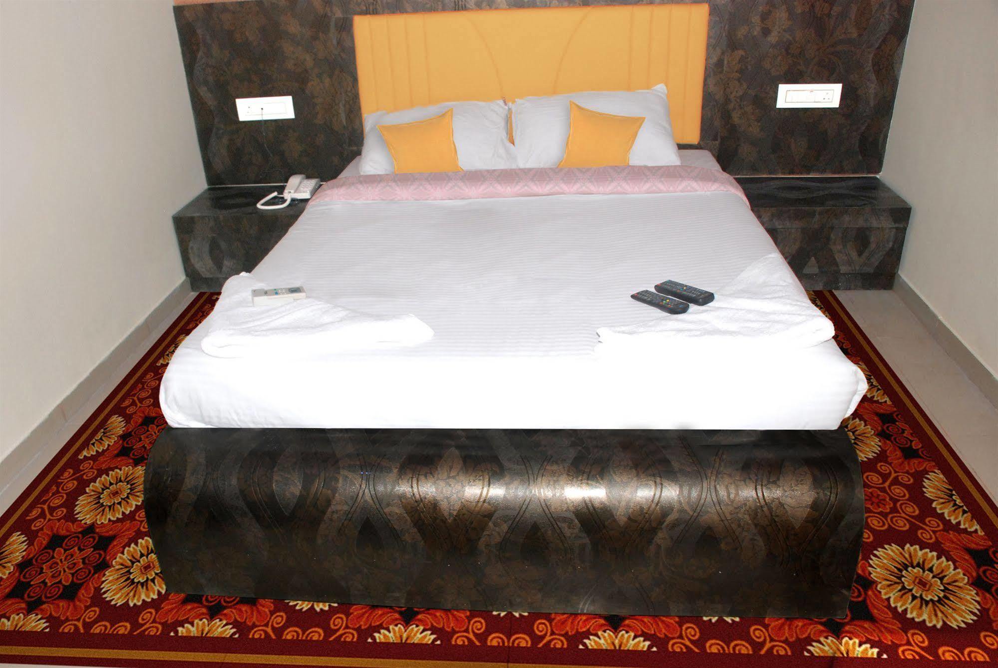 Fabexpress Adore Inn - Nr Mumbai International Airport Экстерьер фото