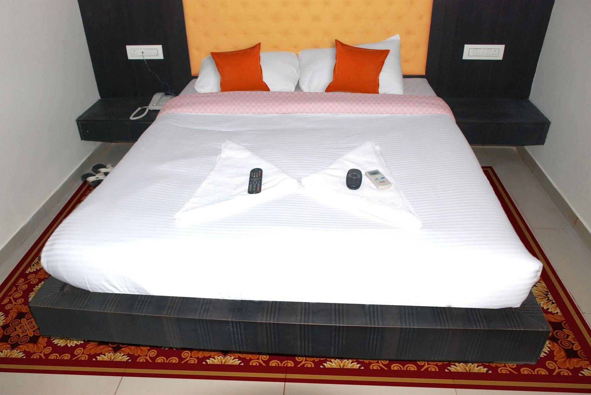 Fabexpress Adore Inn - Nr Mumbai International Airport Экстерьер фото